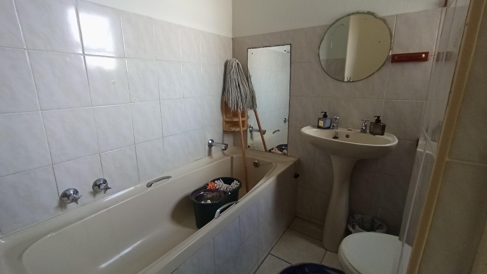 Main Bathroom - 4 square meters of property in Manaba Beach