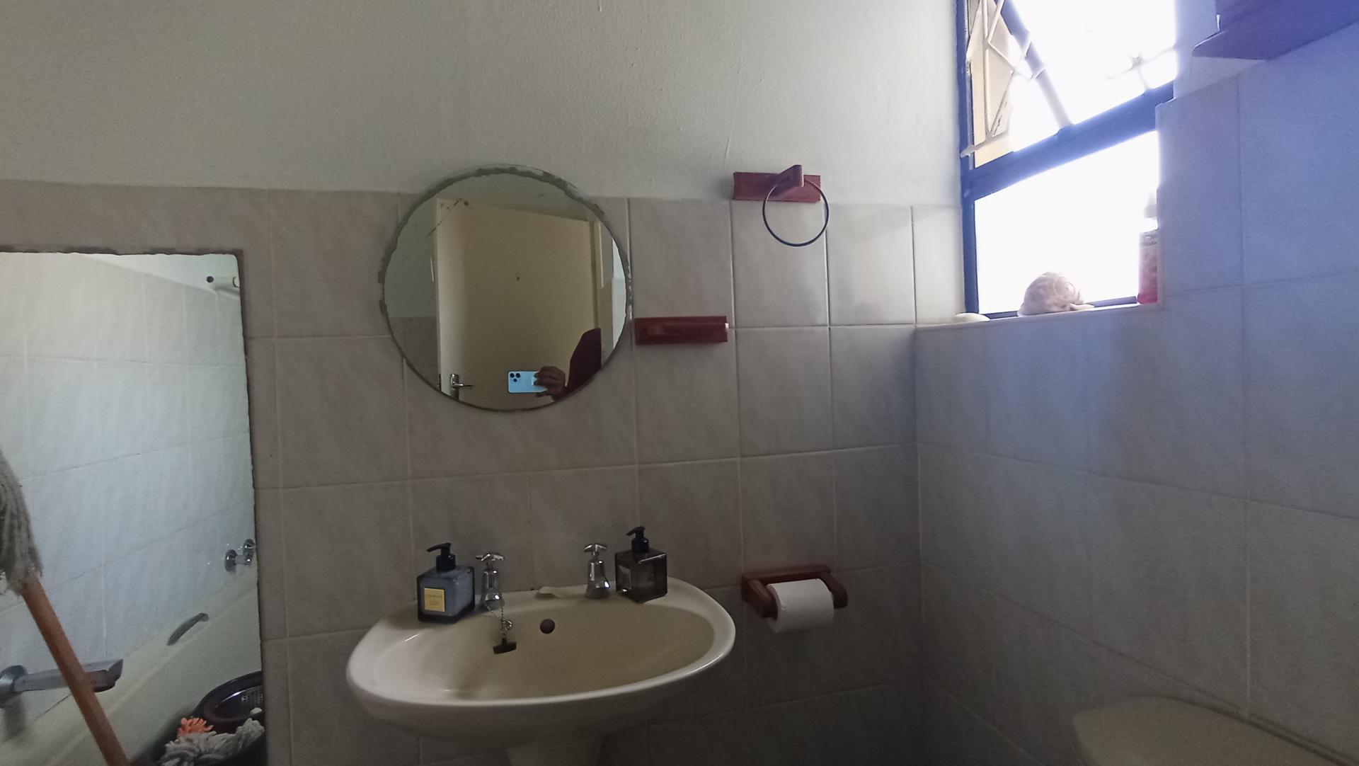 Main Bathroom - 4 square meters of property in Manaba Beach
