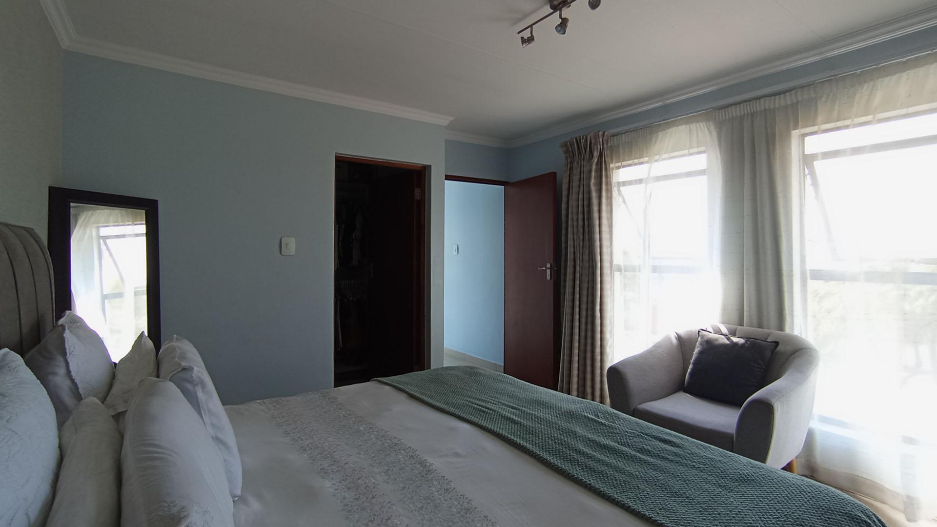 Main Bedroom - 19 square meters of property in Summerset