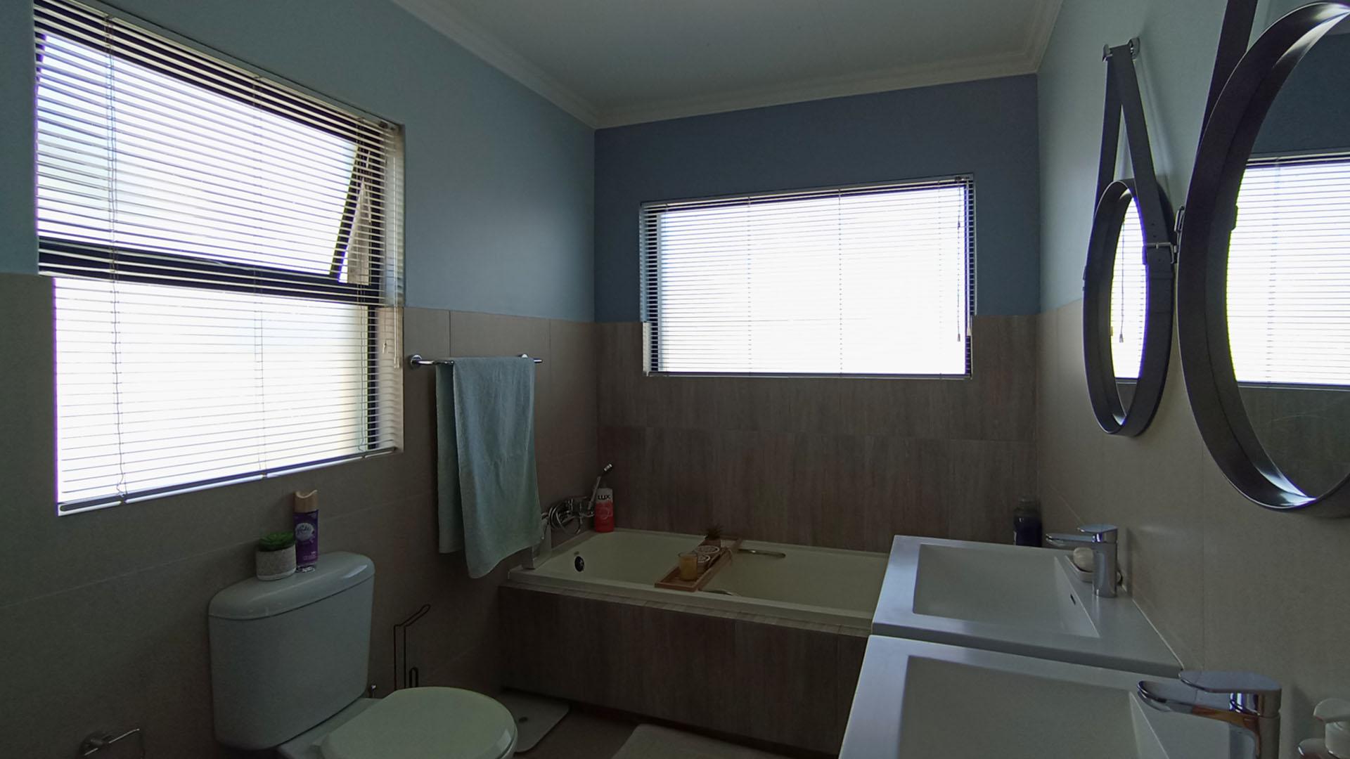 Main Bathroom - 8 square meters of property in Summerset