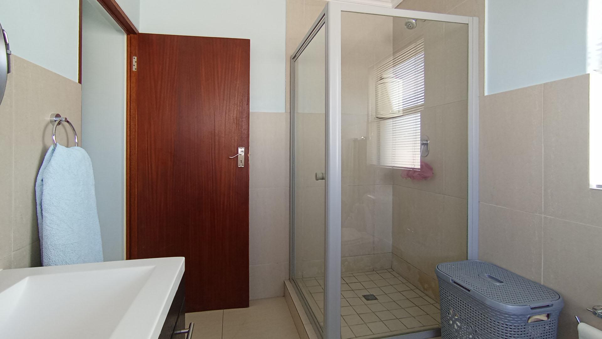 Main Bathroom - 8 square meters of property in Summerset