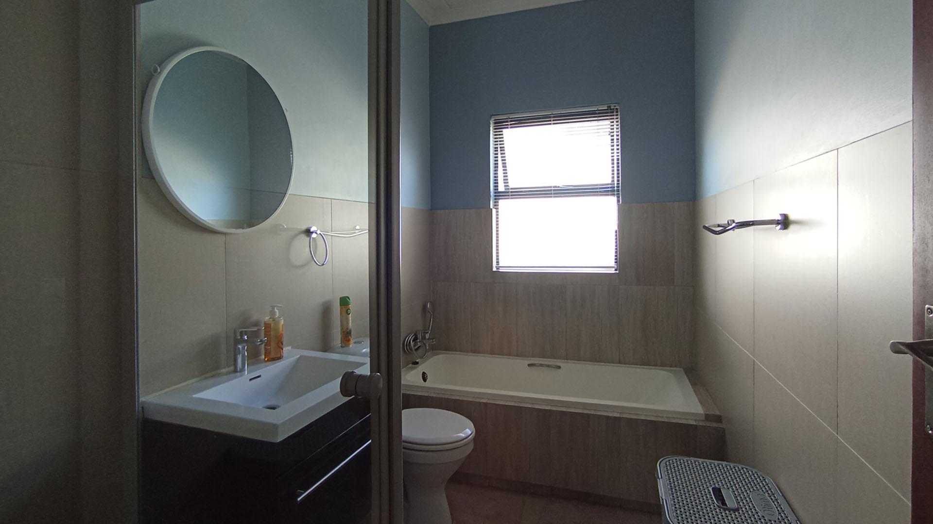 Bathroom 1 - 7 square meters of property in Summerset