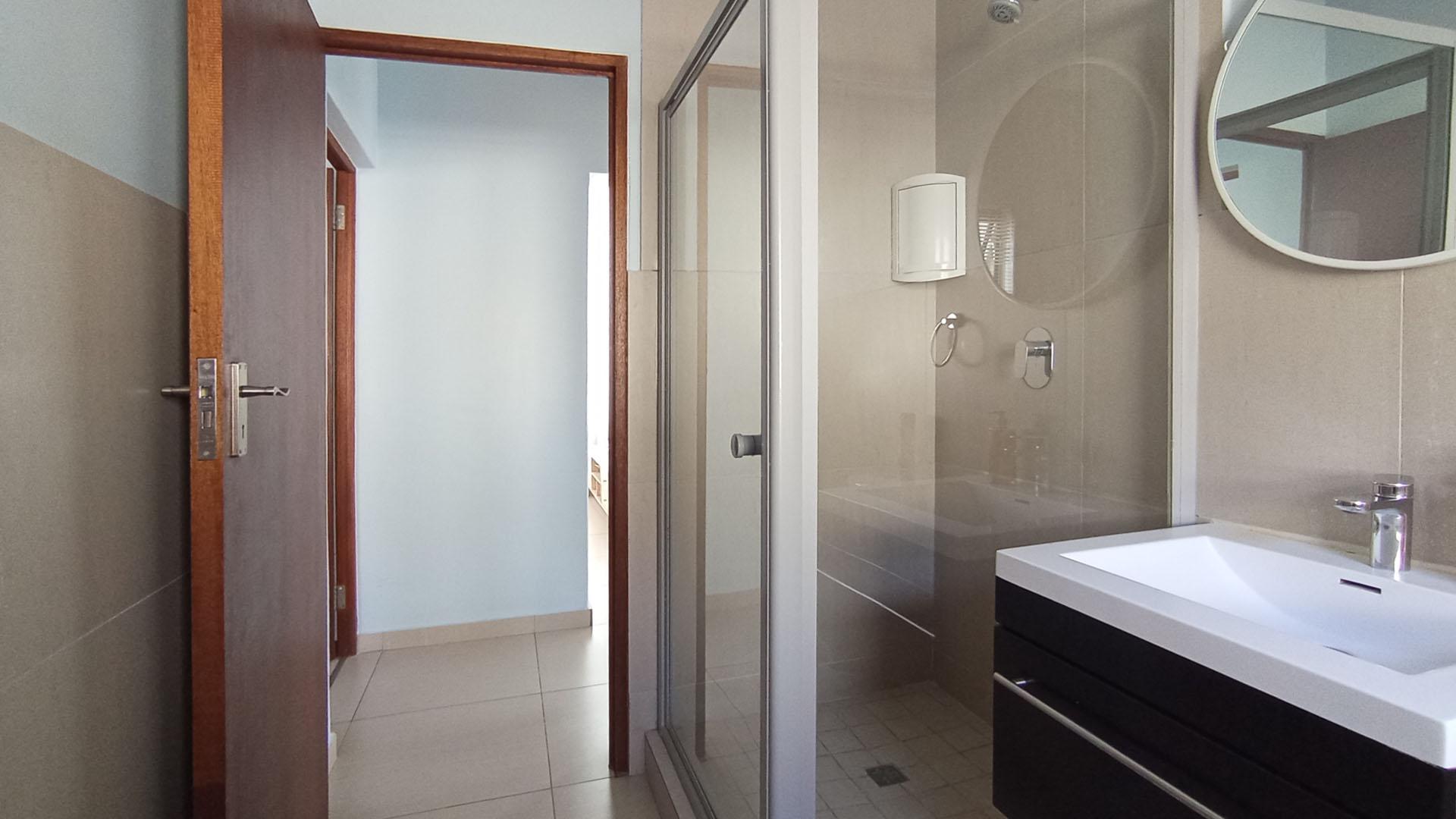 Bathroom 1 - 7 square meters of property in Summerset