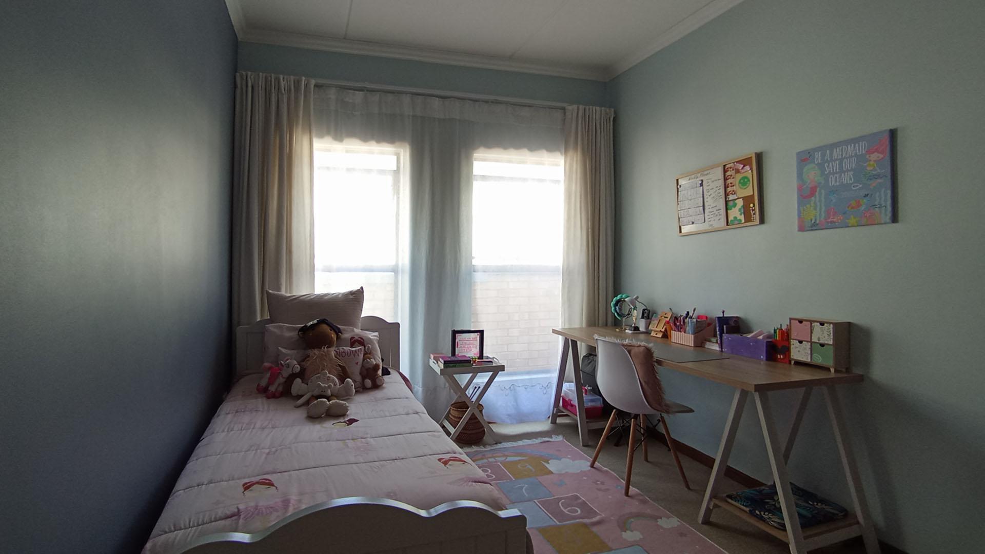 Bed Room 1 - 14 square meters of property in Summerset