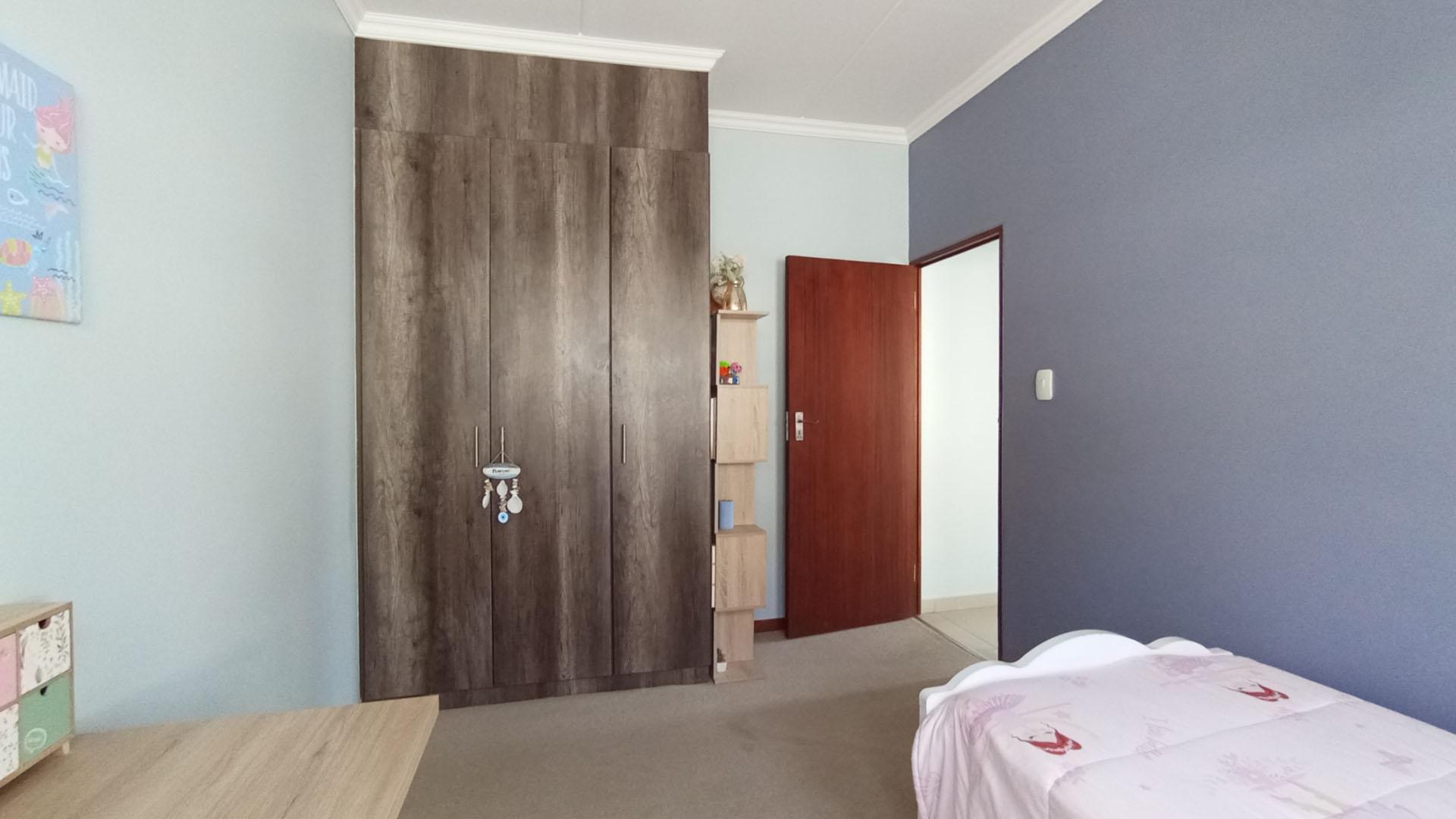 Bed Room 1 - 14 square meters of property in Summerset