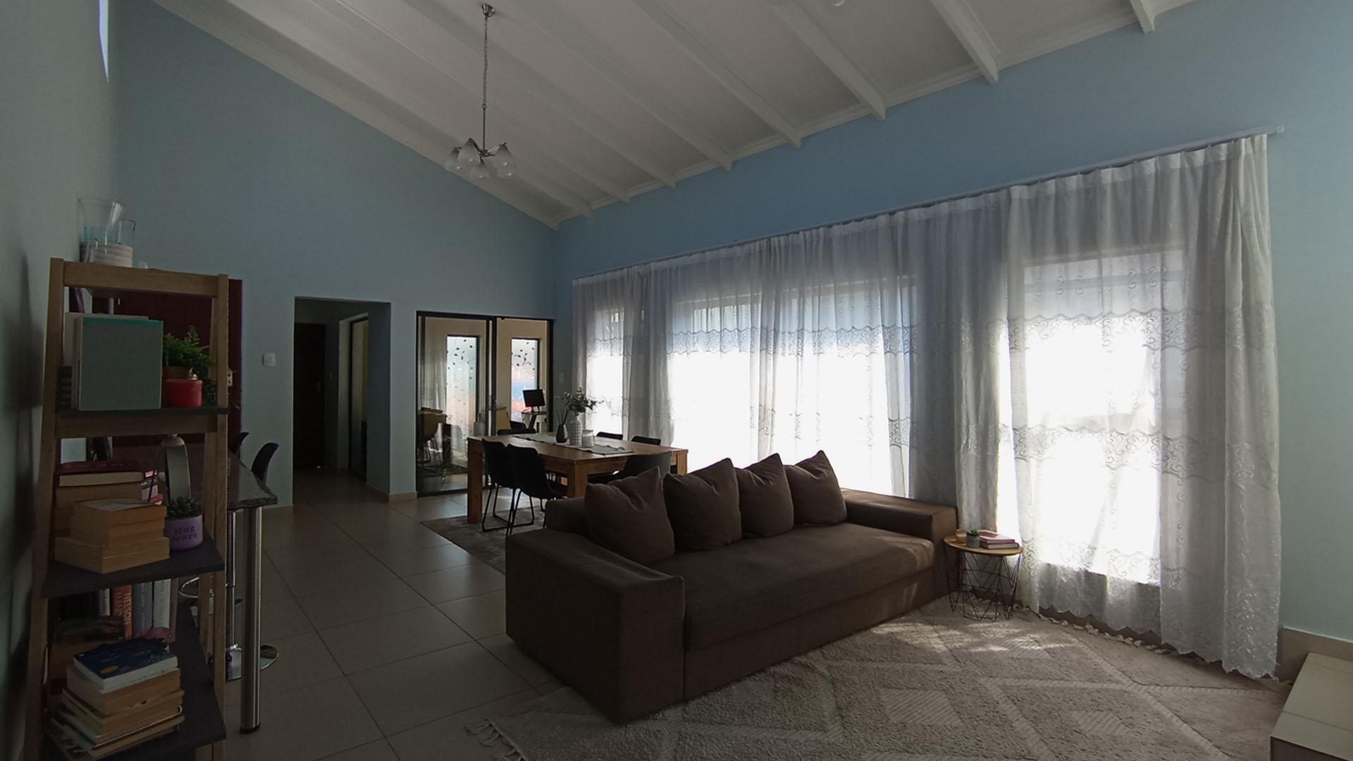 Lounges - 35 square meters of property in Summerset