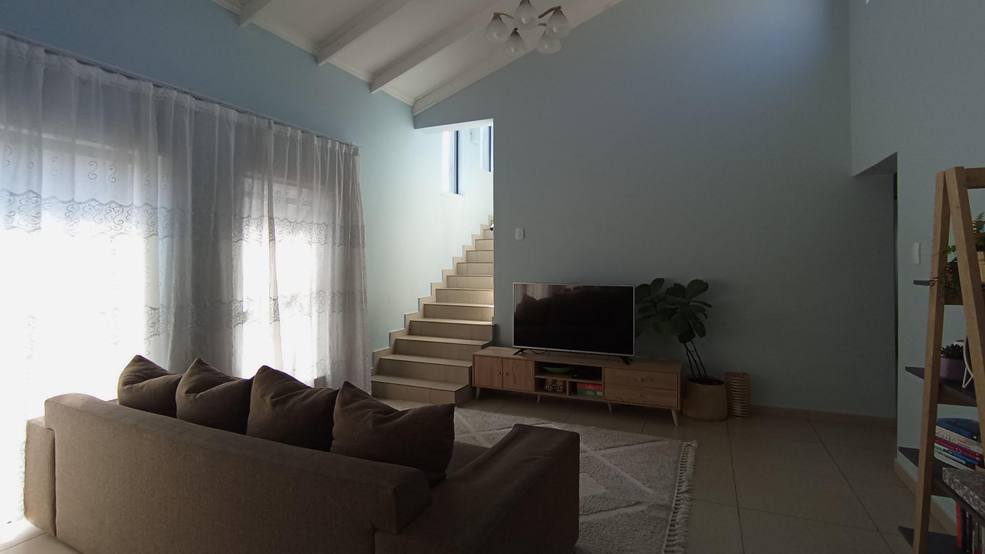 Lounges - 35 square meters of property in Summerset