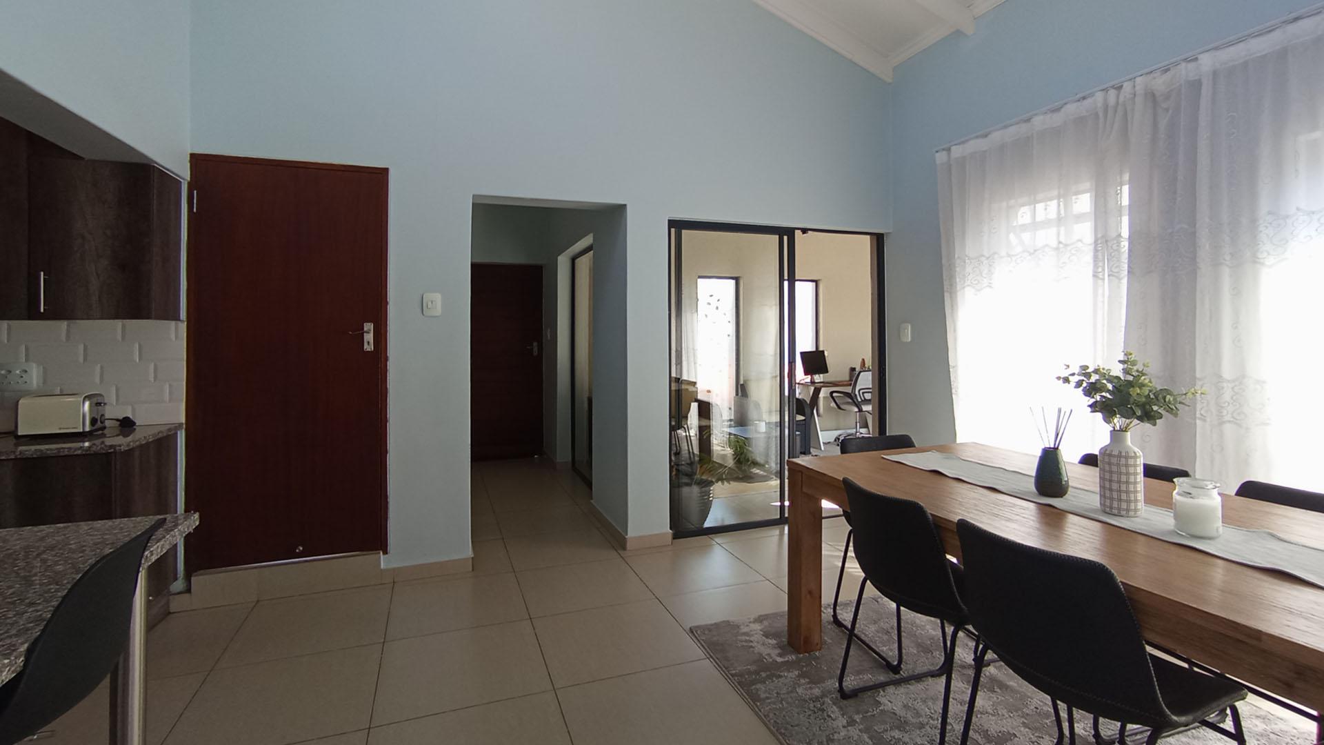 Lounges - 35 square meters of property in Summerset