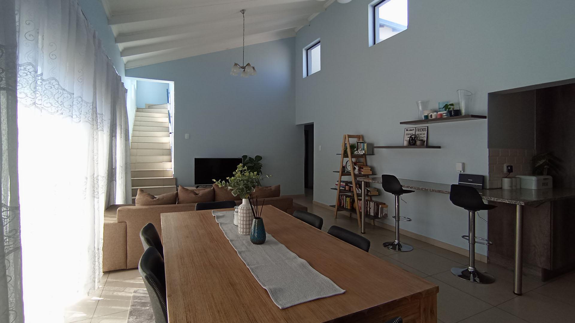 Lounges - 35 square meters of property in Summerset