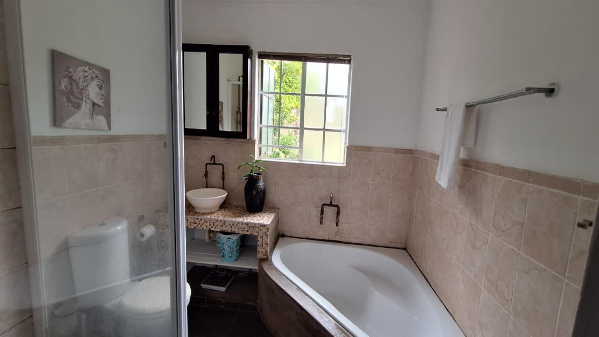 Bathroom 1 - 5 square meters of property in Magaliesburg