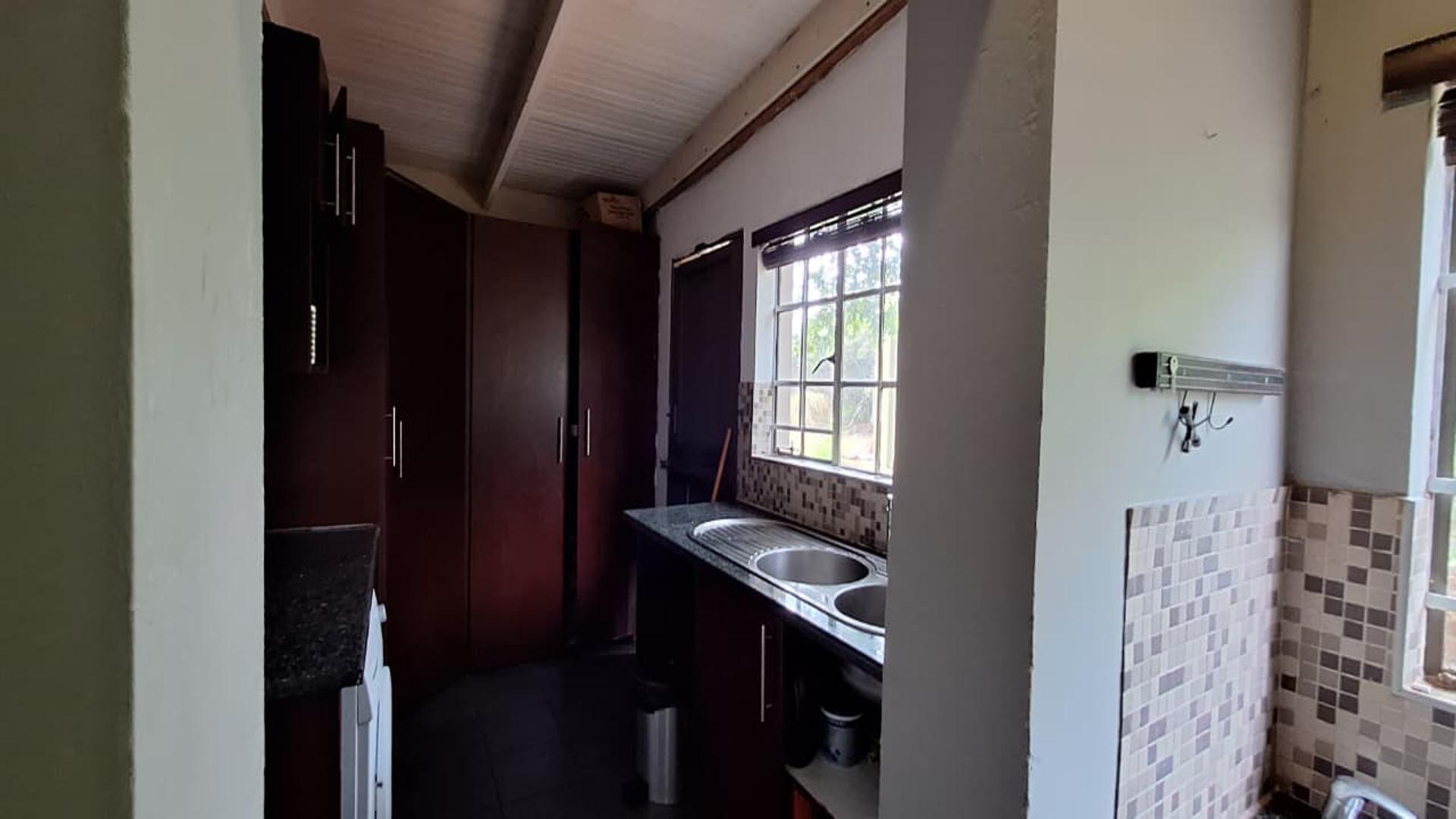 Kitchen - 21 square meters of property in Magaliesburg