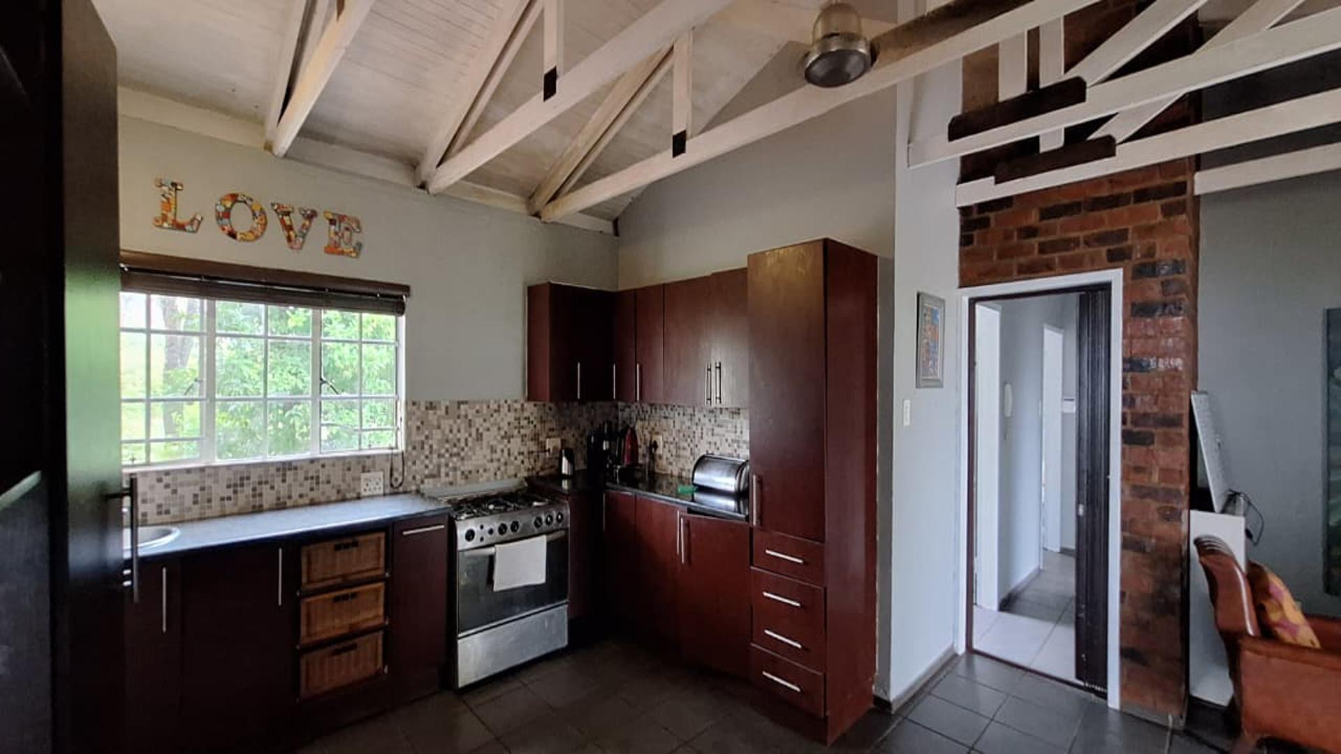 Kitchen - 21 square meters of property in Magaliesburg