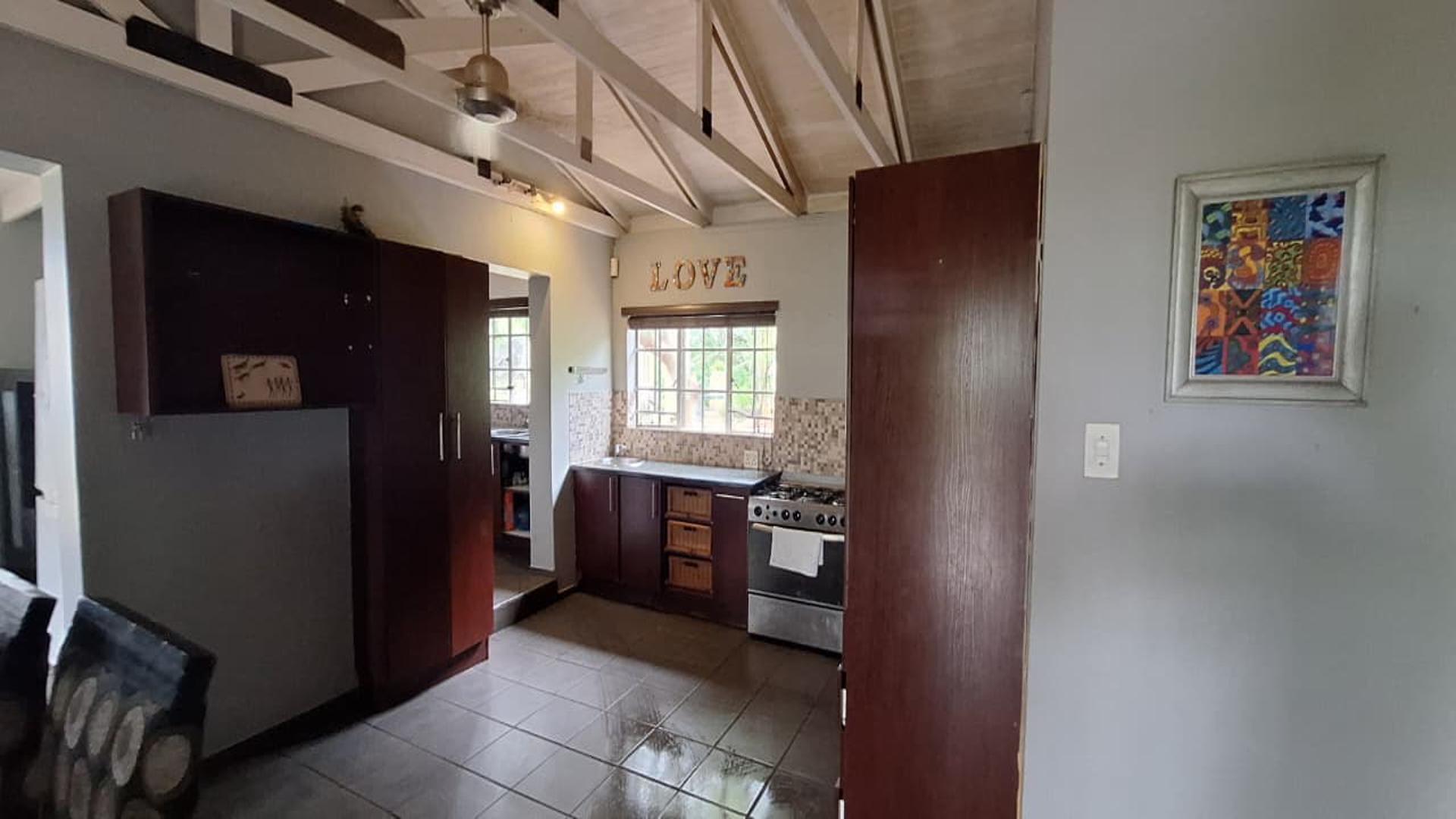 Kitchen - 21 square meters of property in Magaliesburg