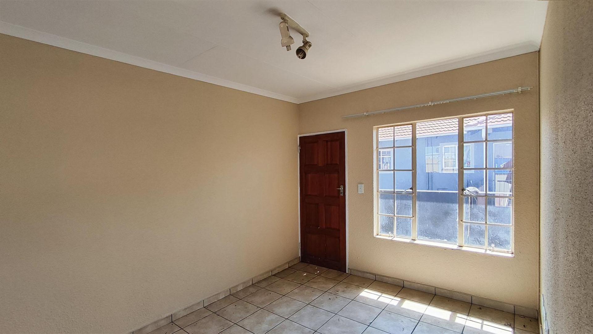 Lounges - 12 square meters of property in Comet