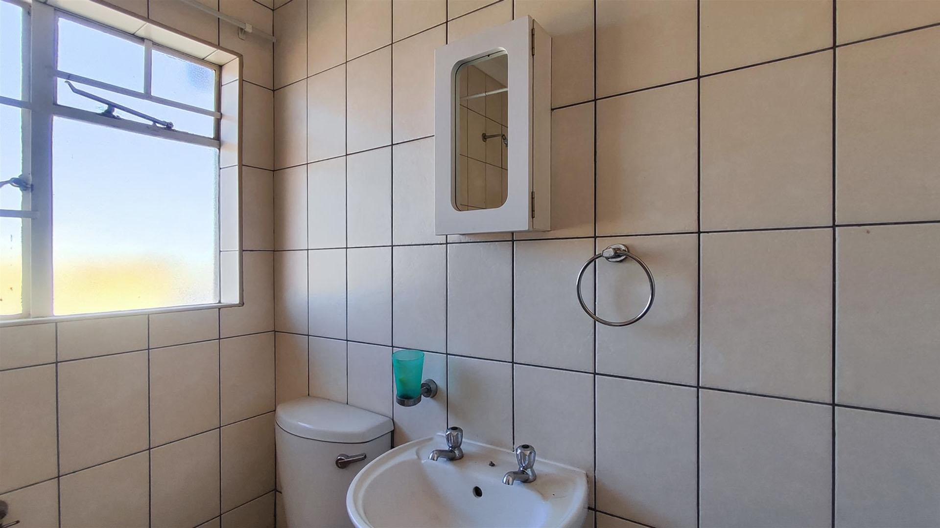 Bathroom 1 - 5 square meters of property in Comet