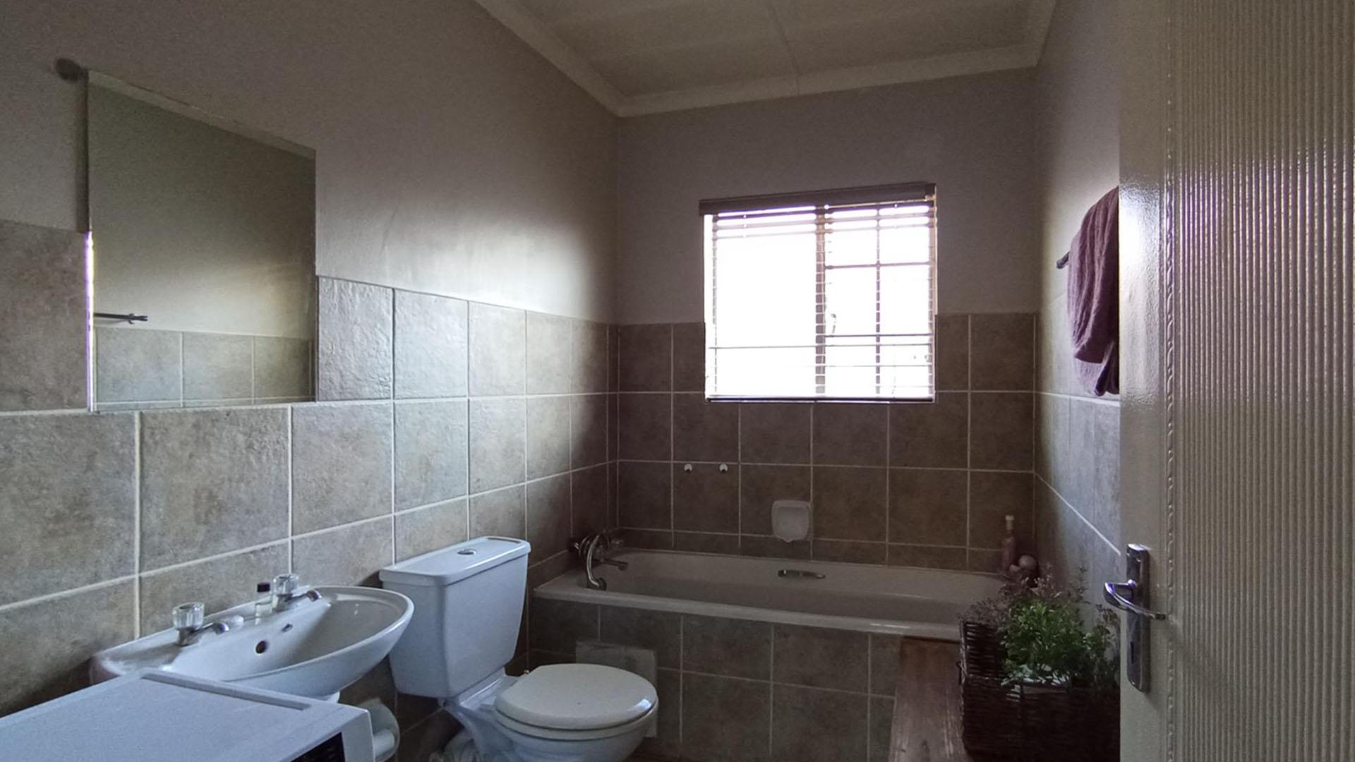 Bathroom 1 - 6 square meters of property in Montana