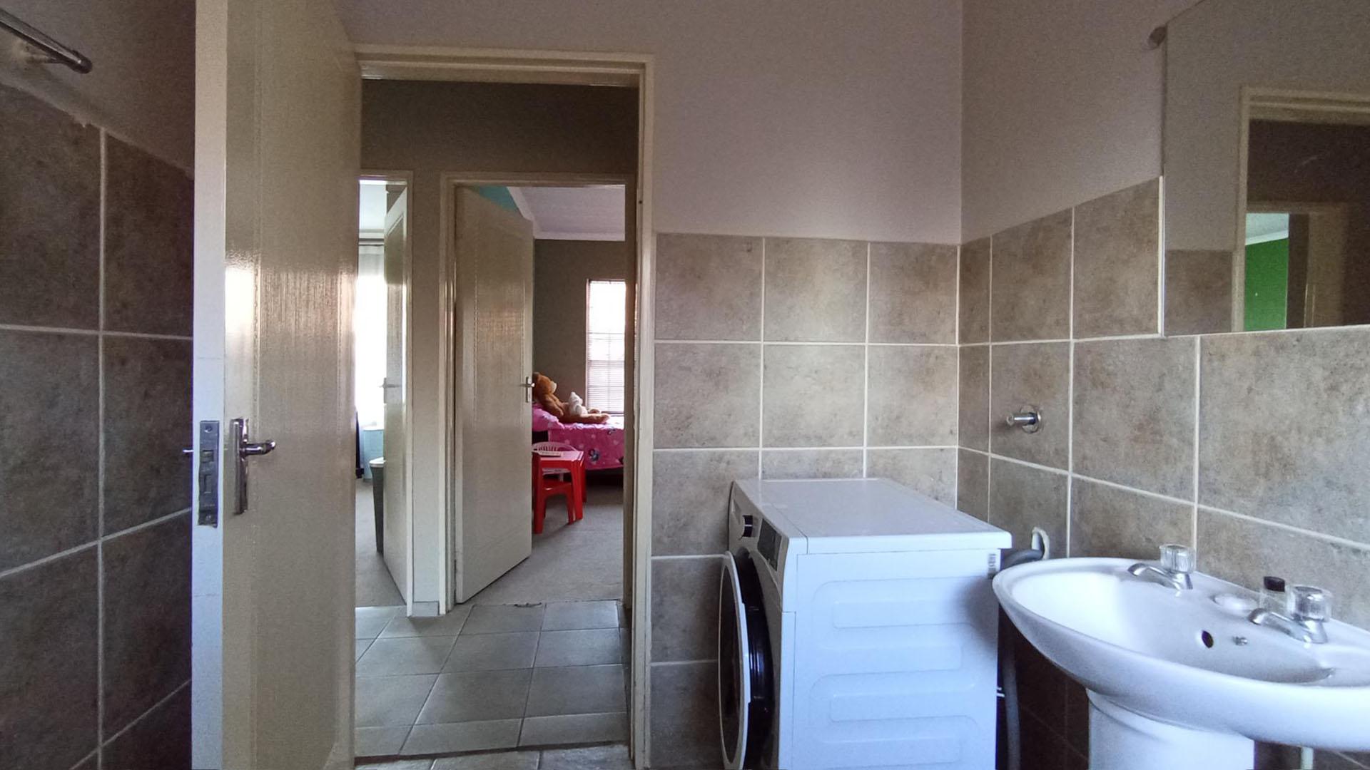 Bathroom 1 - 6 square meters of property in Montana