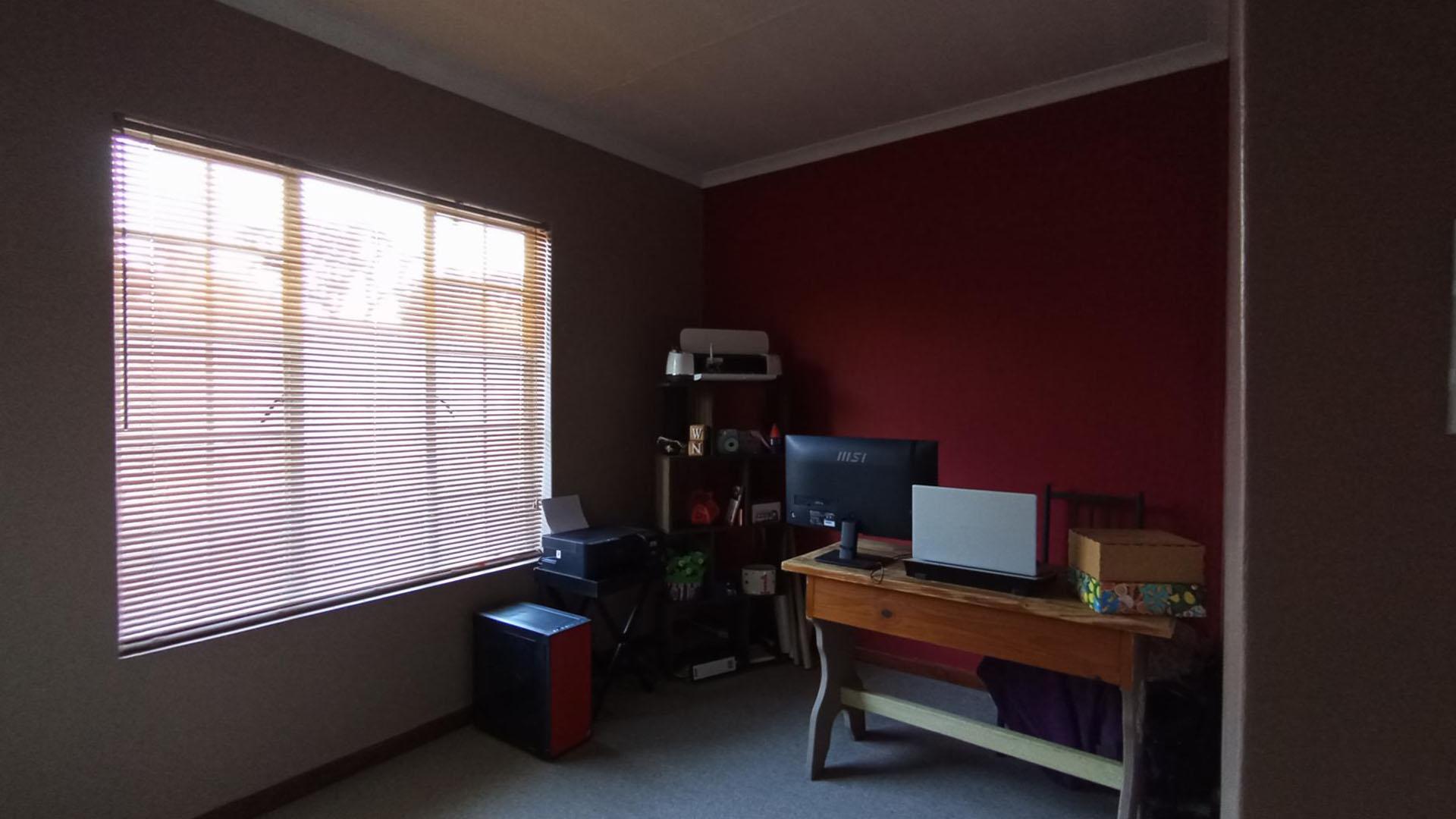 Bed Room 2 - 10 square meters of property in Montana