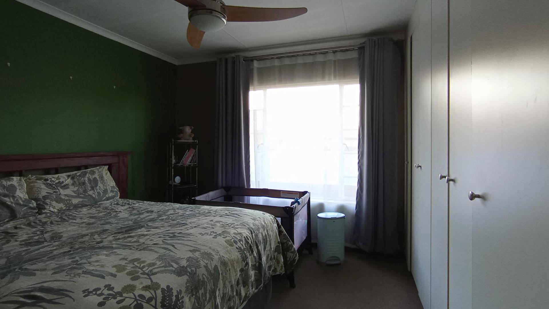 Main Bedroom - 14 square meters of property in Montana