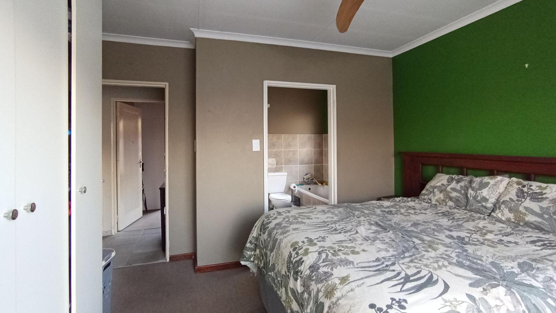 Main Bedroom - 14 square meters of property in Montana