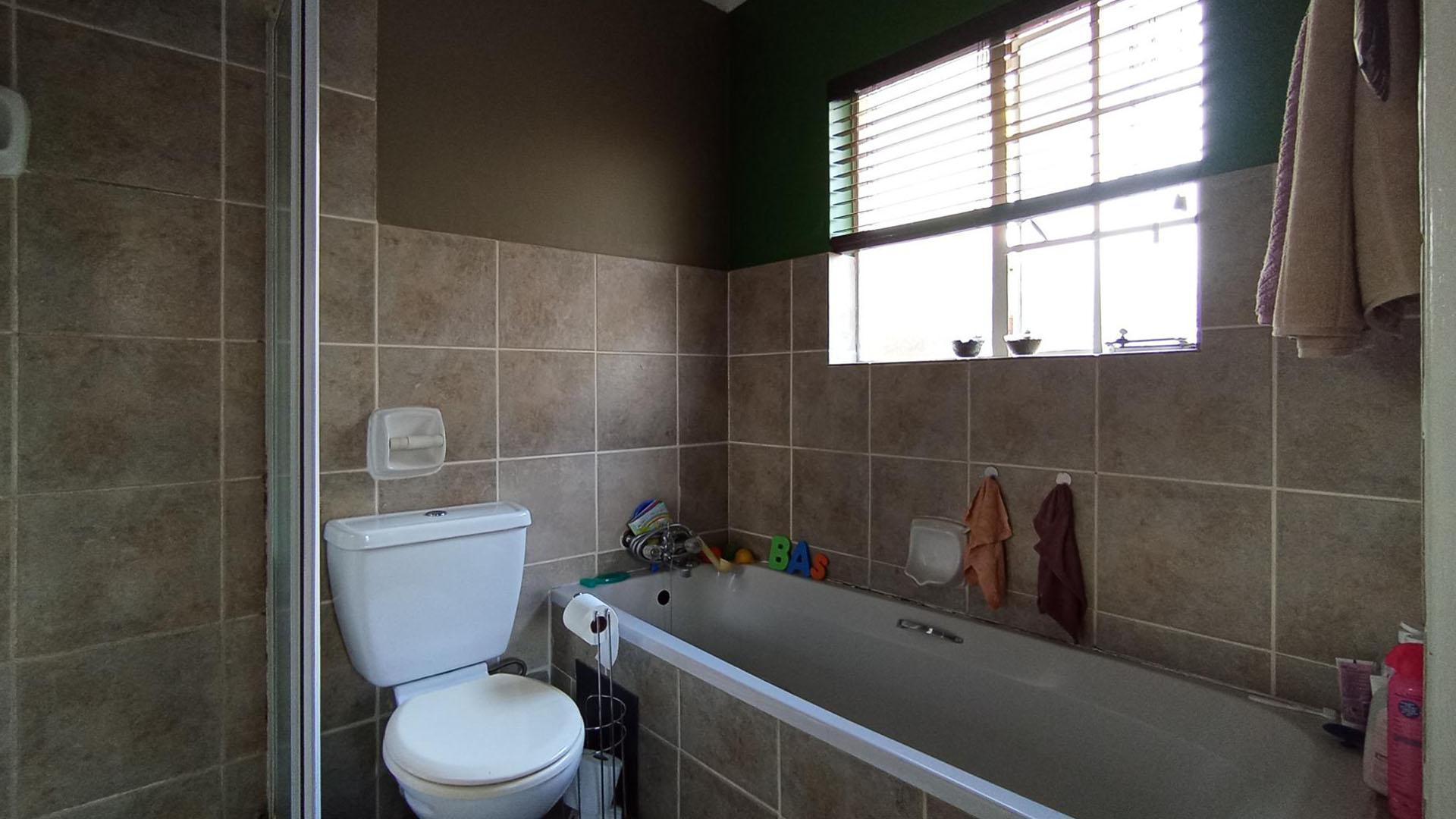Main Bathroom - 5 square meters of property in Montana