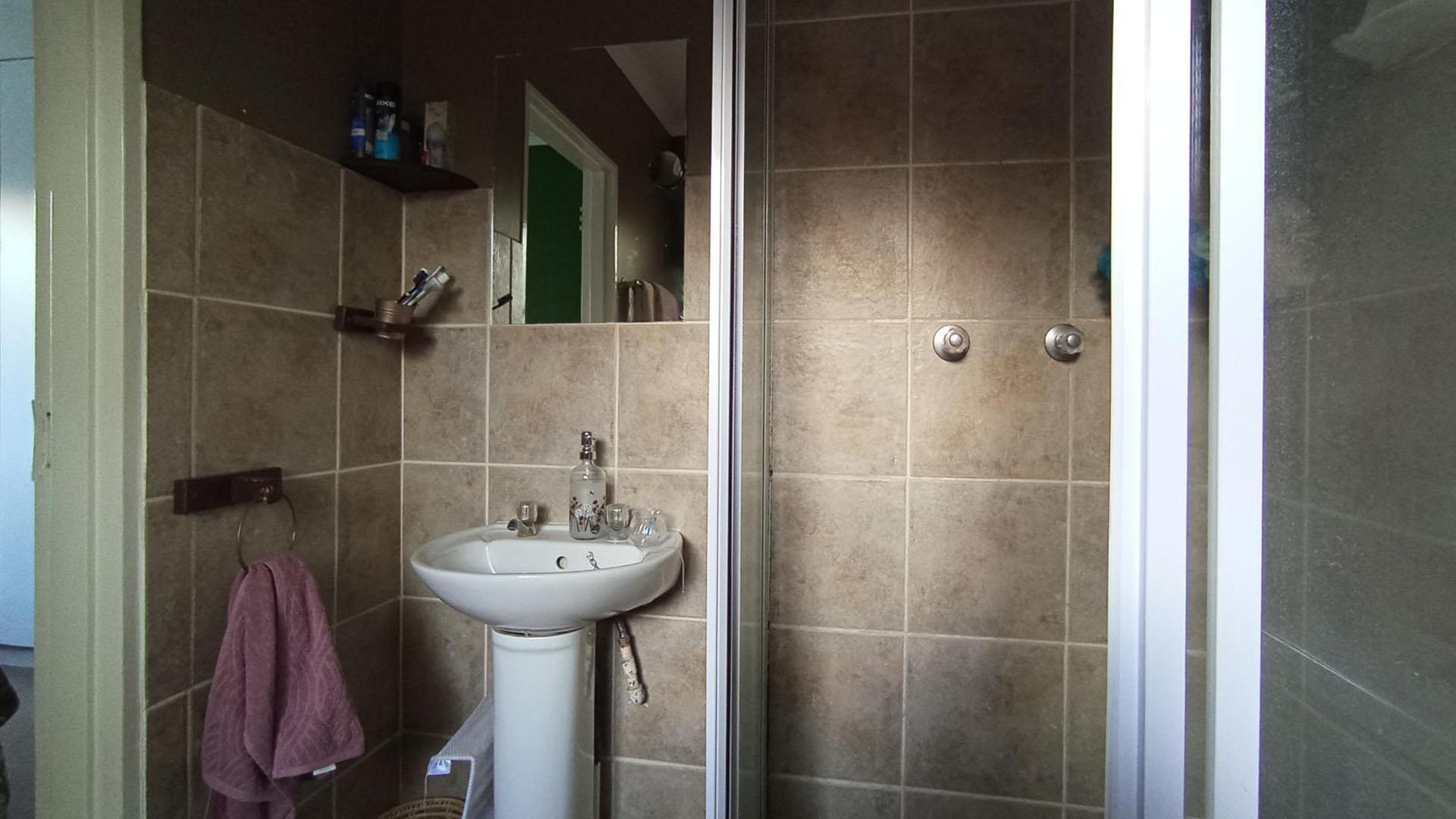 Main Bathroom - 5 square meters of property in Montana