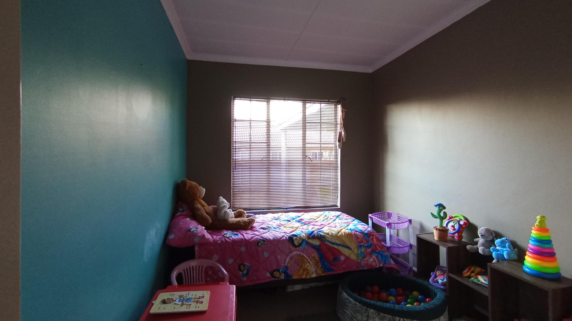 Bed Room 1 - 11 square meters of property in Montana