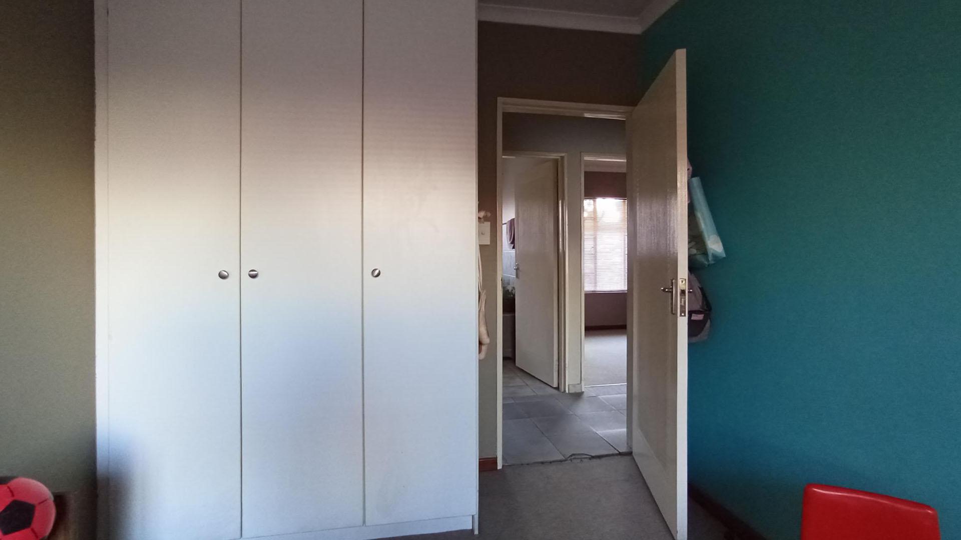 Bed Room 1 - 11 square meters of property in Montana