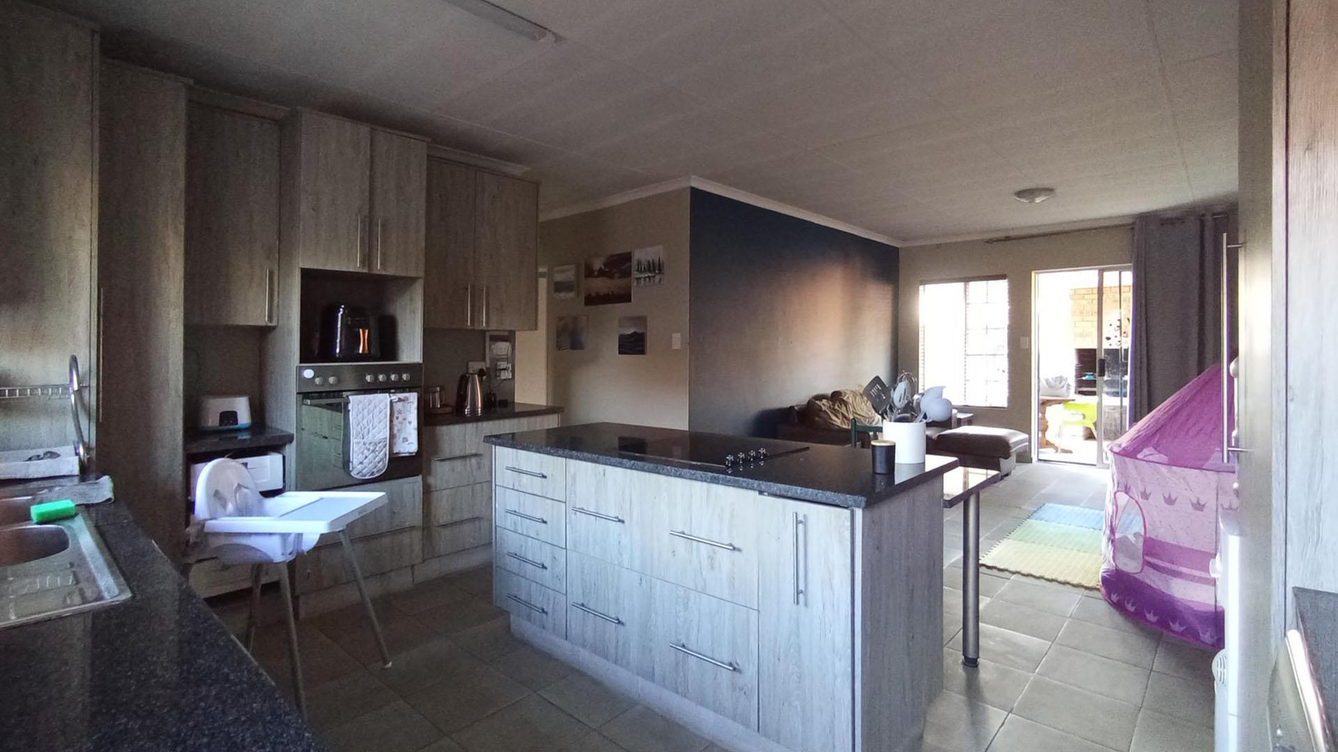 Kitchen - 20 square meters of property in Montana