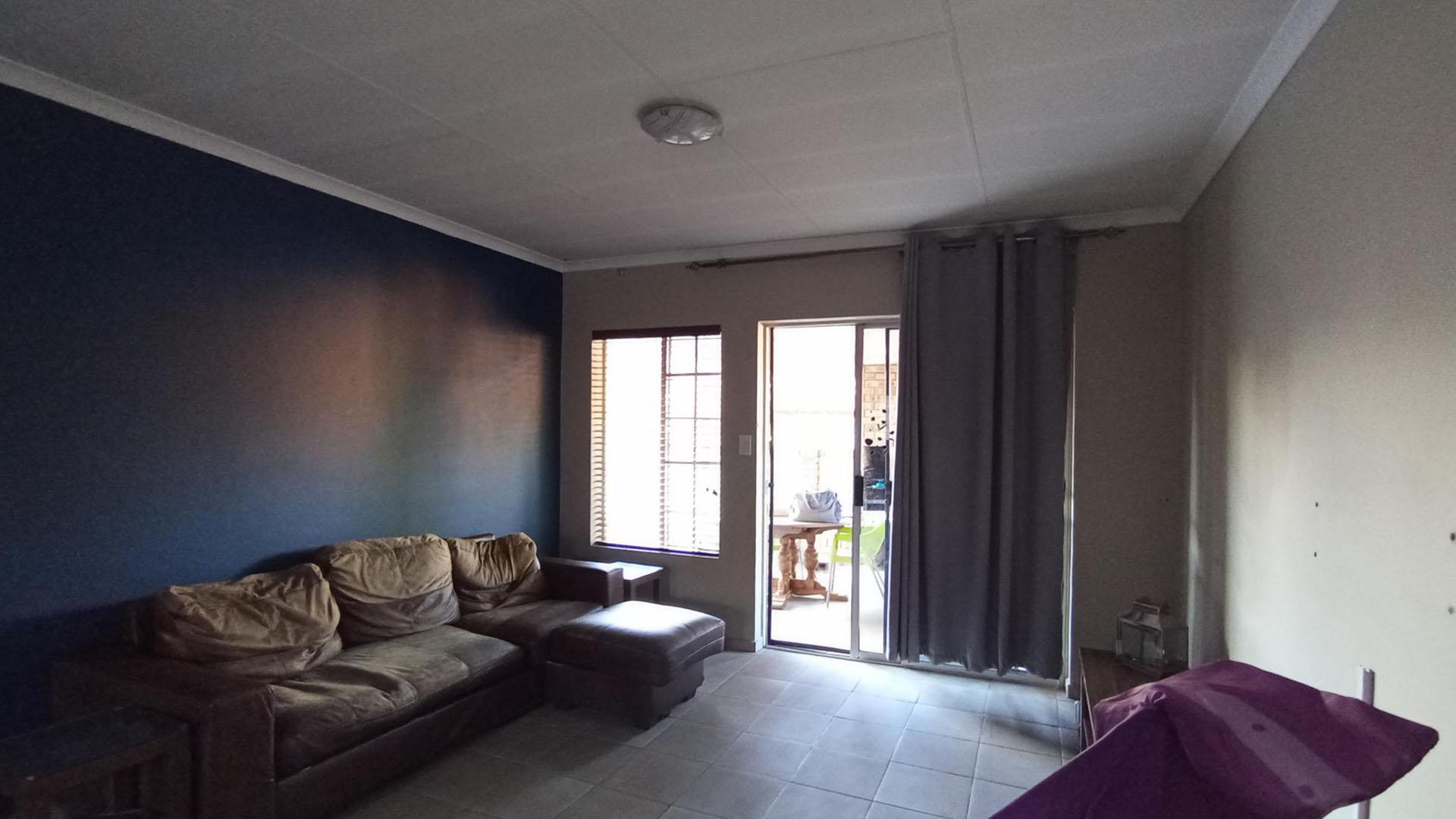 Lounges - 16 square meters of property in Montana