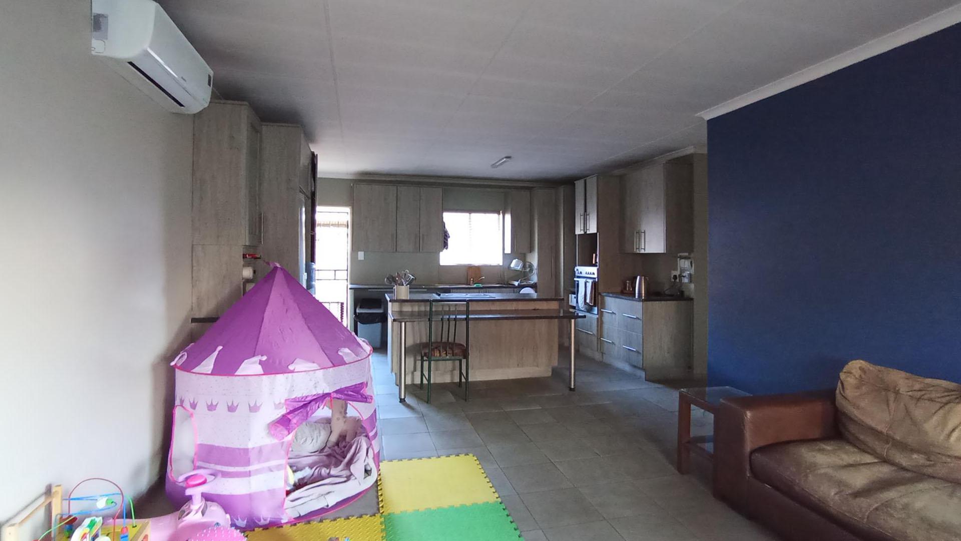 Lounges - 16 square meters of property in Montana