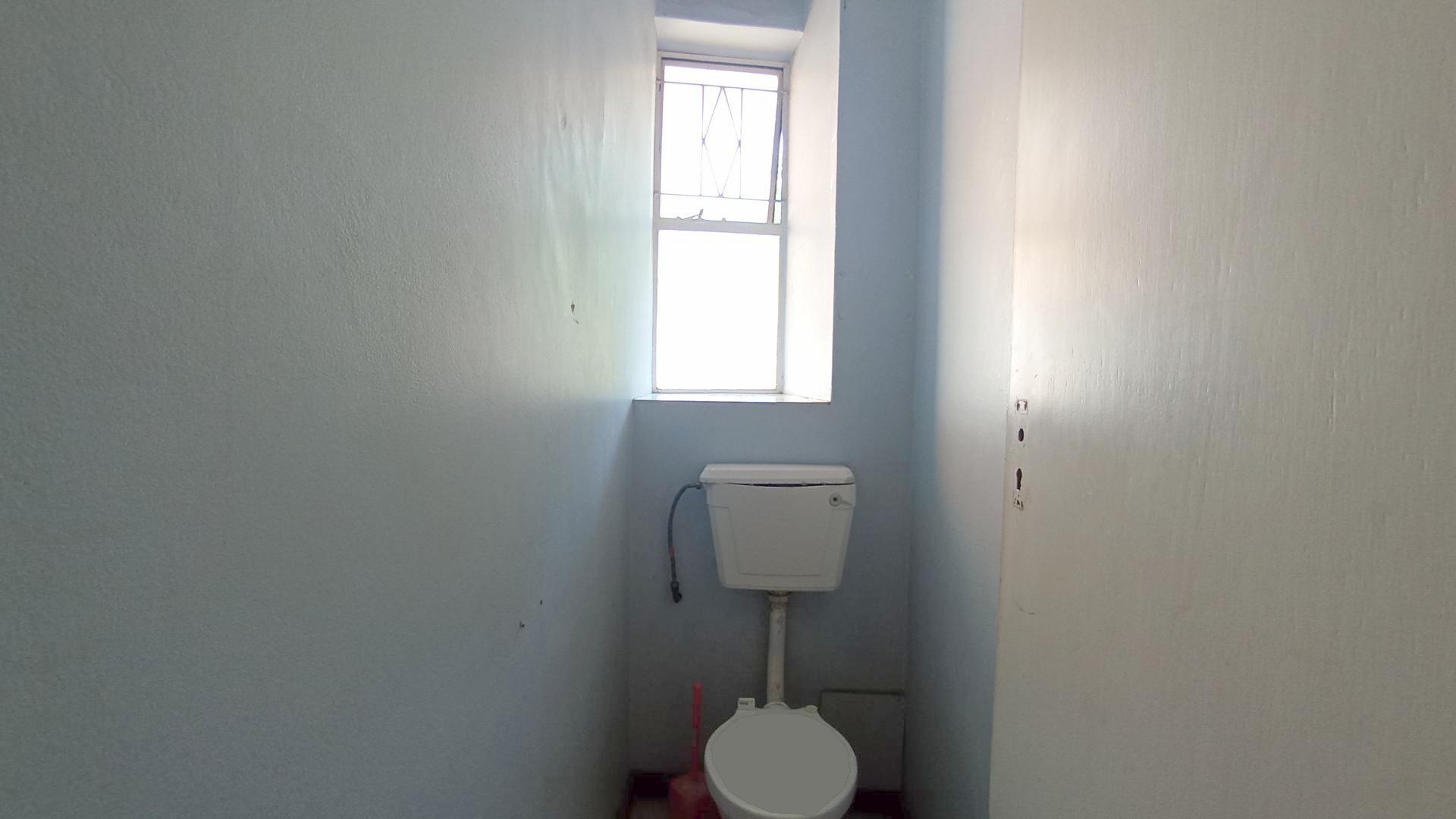 Bathroom 1 - 7 square meters of property in Muckleneuk