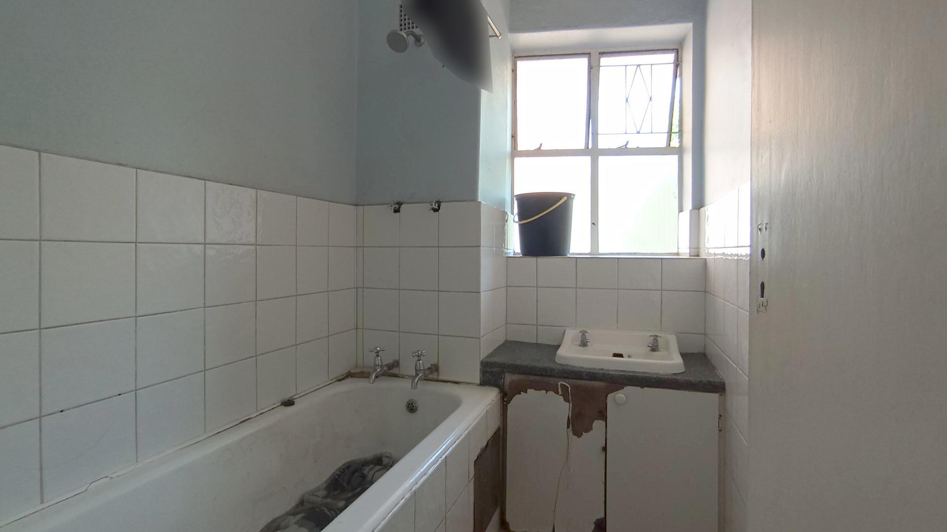 Bathroom 1 - 7 square meters of property in Muckleneuk