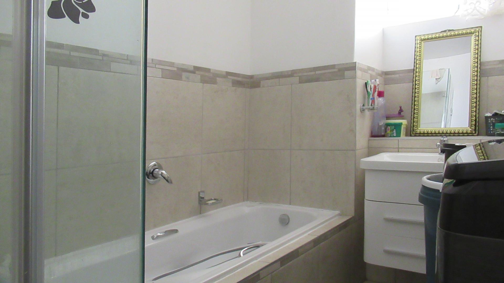 Bathroom 1 - 9 square meters of property in Parktown