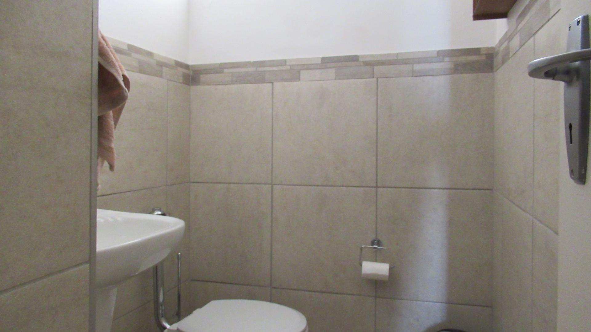 Bathroom 2 - 4 square meters of property in Parktown