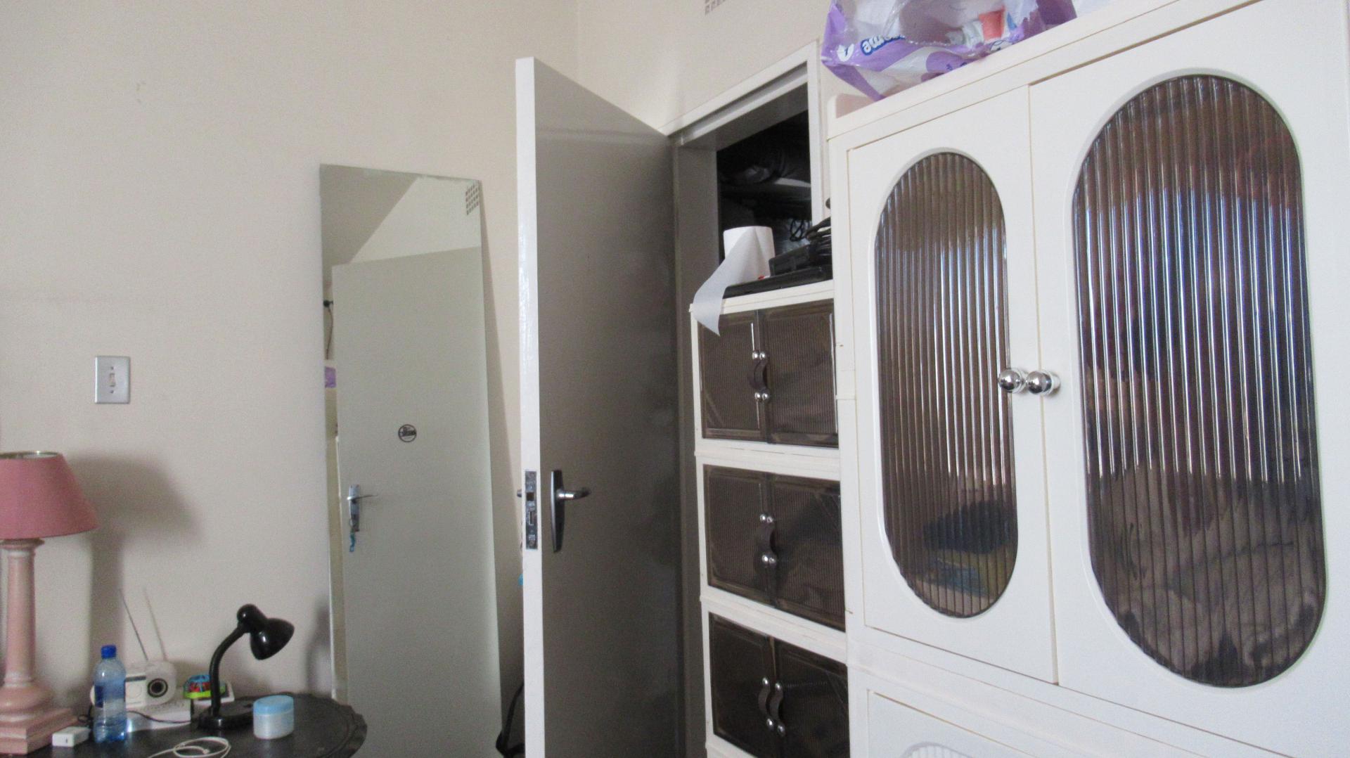 Bed Room 1 - 23 square meters of property in Parktown
