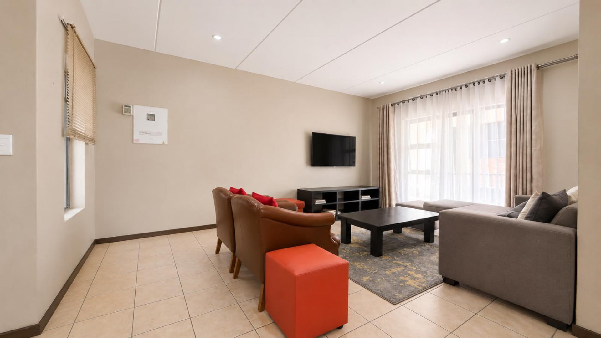 Lounges - 23 square meters of property in Wilgeheuwel 