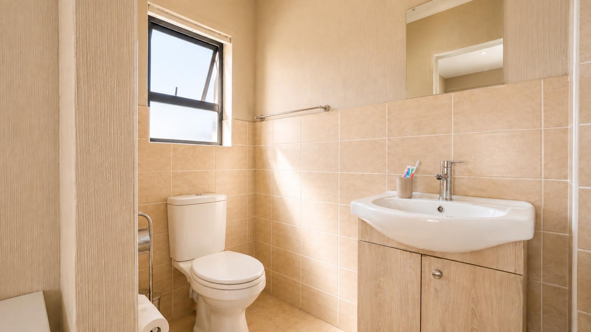 Bathroom 1 - 5 square meters of property in Wilgeheuwel 