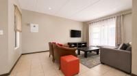 Lounges - 23 square meters of property in Wilgeheuwel 