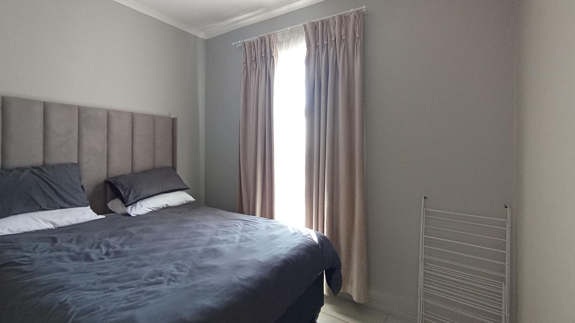 Main Bedroom - 12 square meters of property in Midridge Park