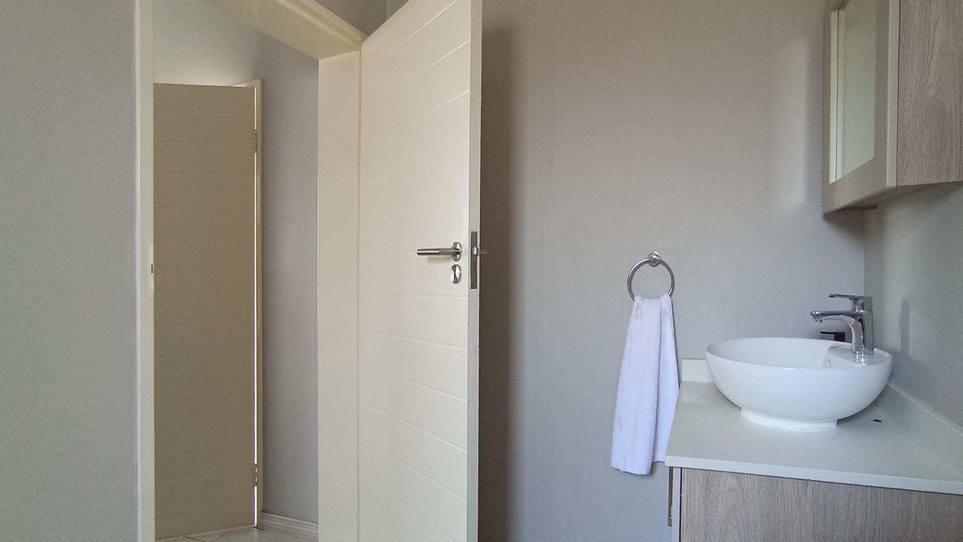 Main Bathroom - 6 square meters of property in Midridge Park