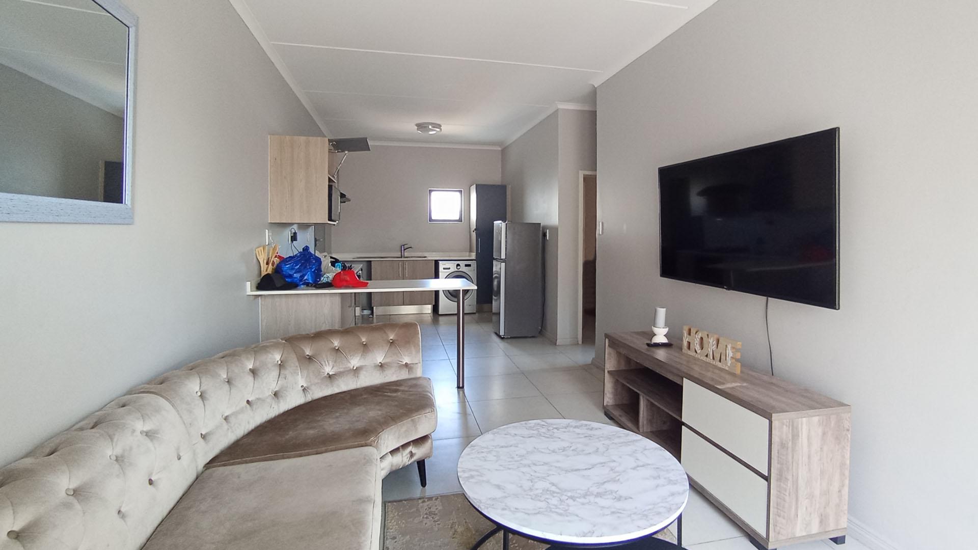 Lounges - 13 square meters of property in Midridge Park