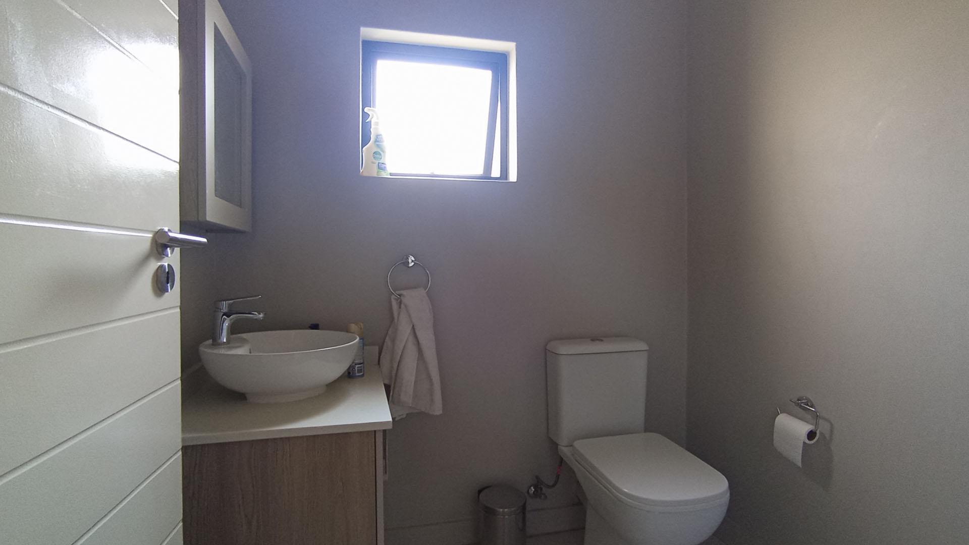 Bathroom 1 - 5 square meters of property in Midridge Park