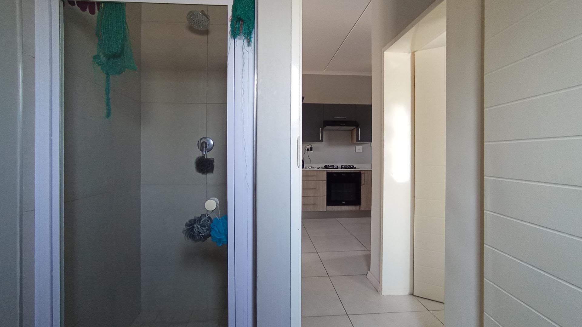 Bathroom 1 - 5 square meters of property in Midridge Park