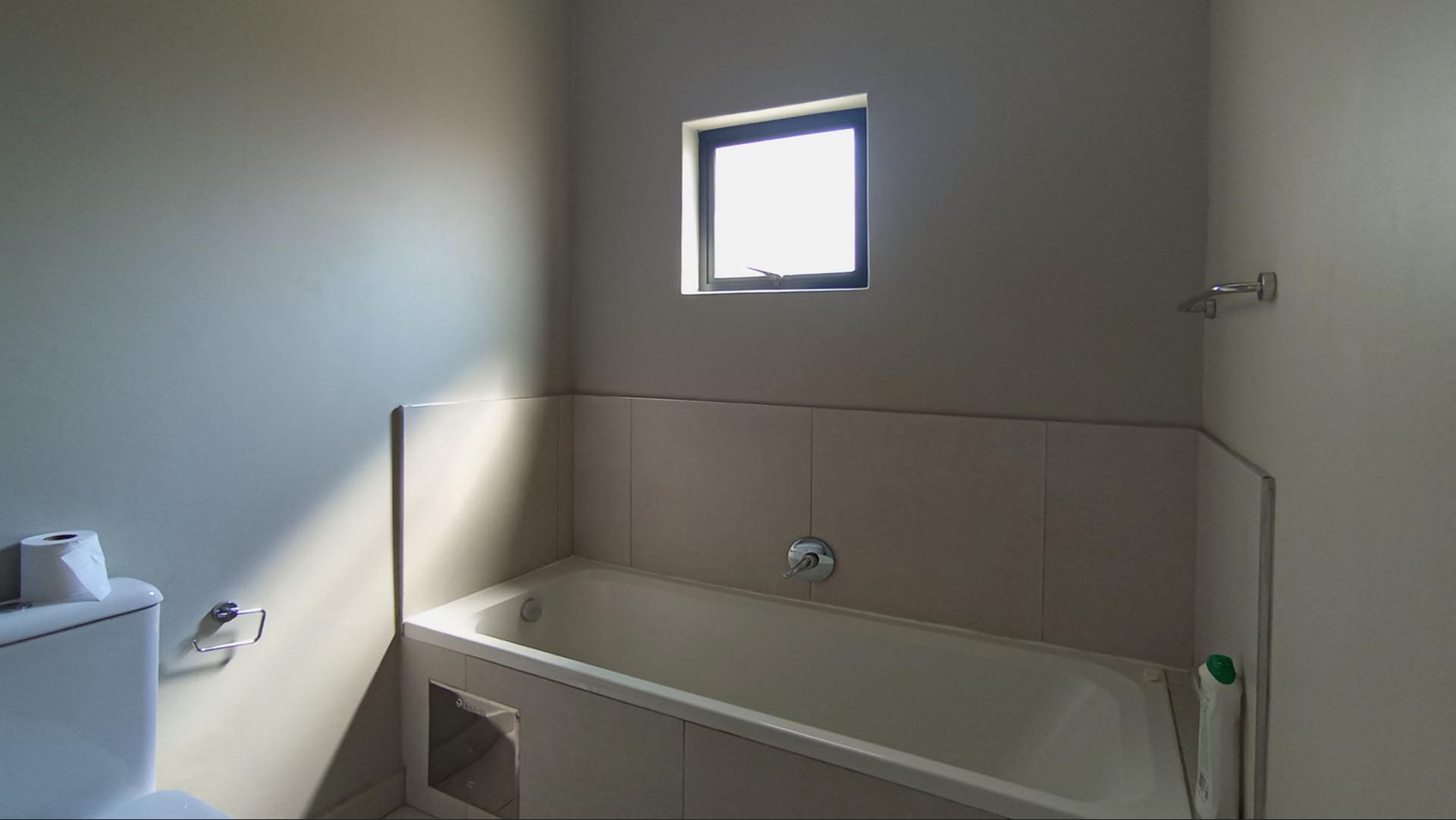 Main Bathroom - 6 square meters of property in Midridge Park
