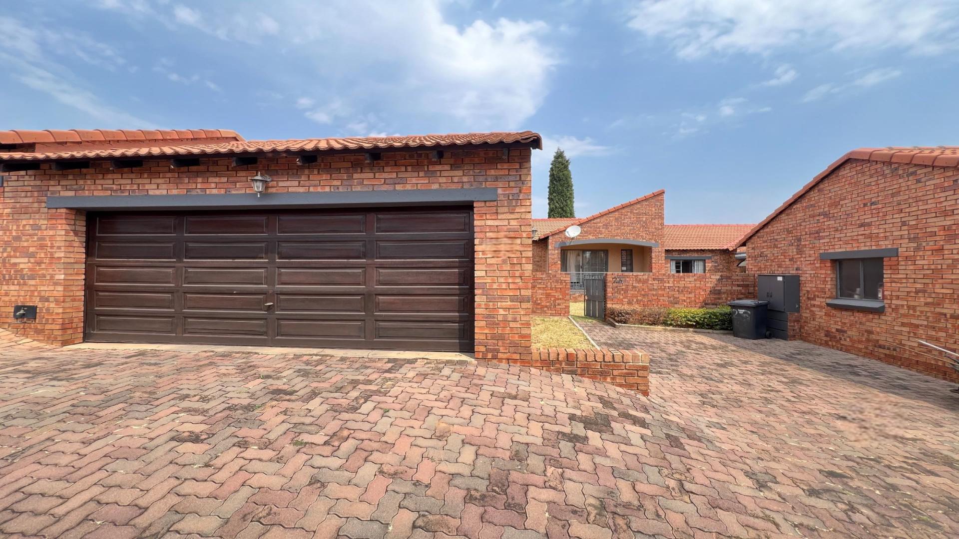 Front View of property in Mooikloof Ridge
