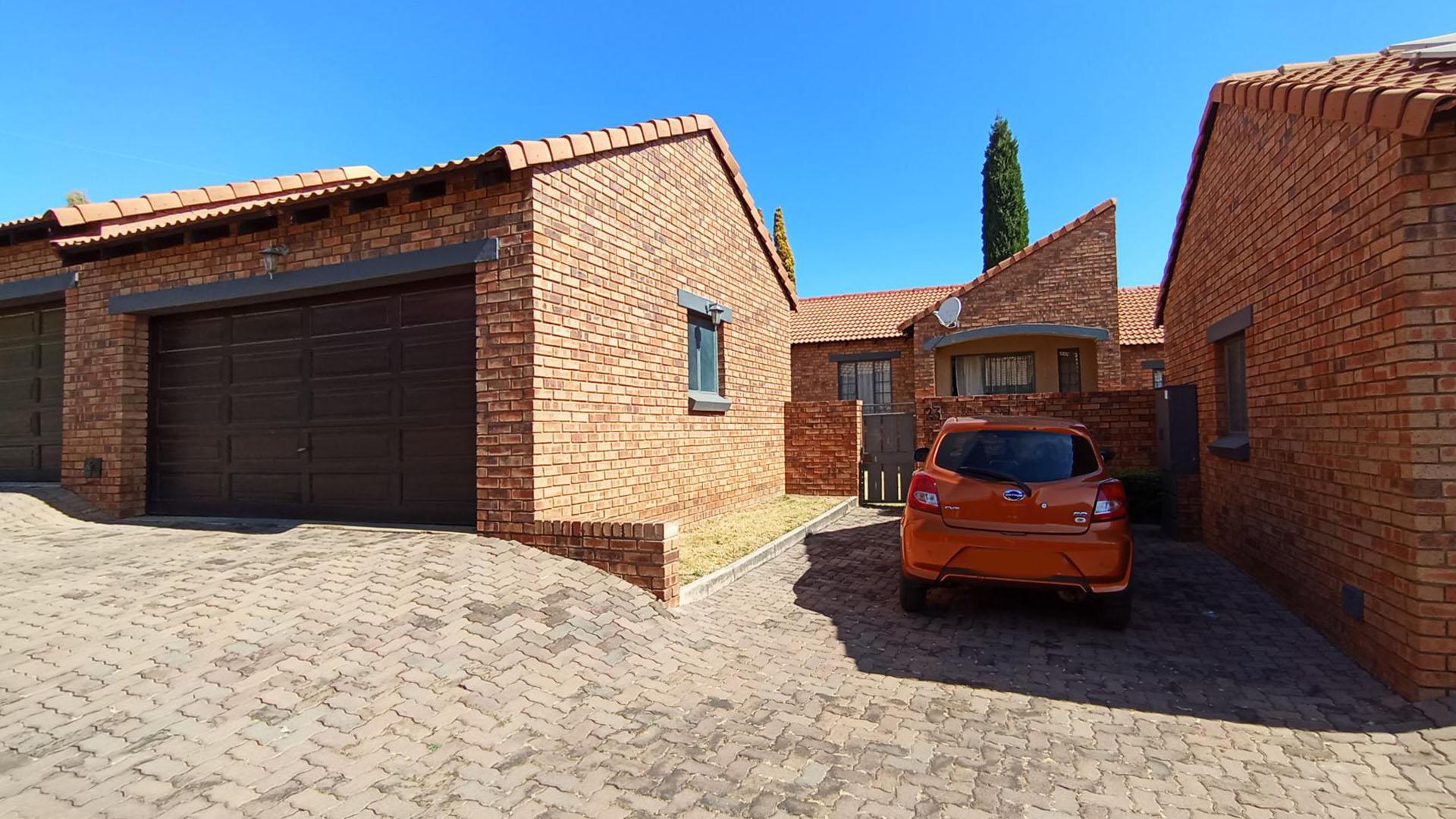 Front View of property in Mooikloof Ridge