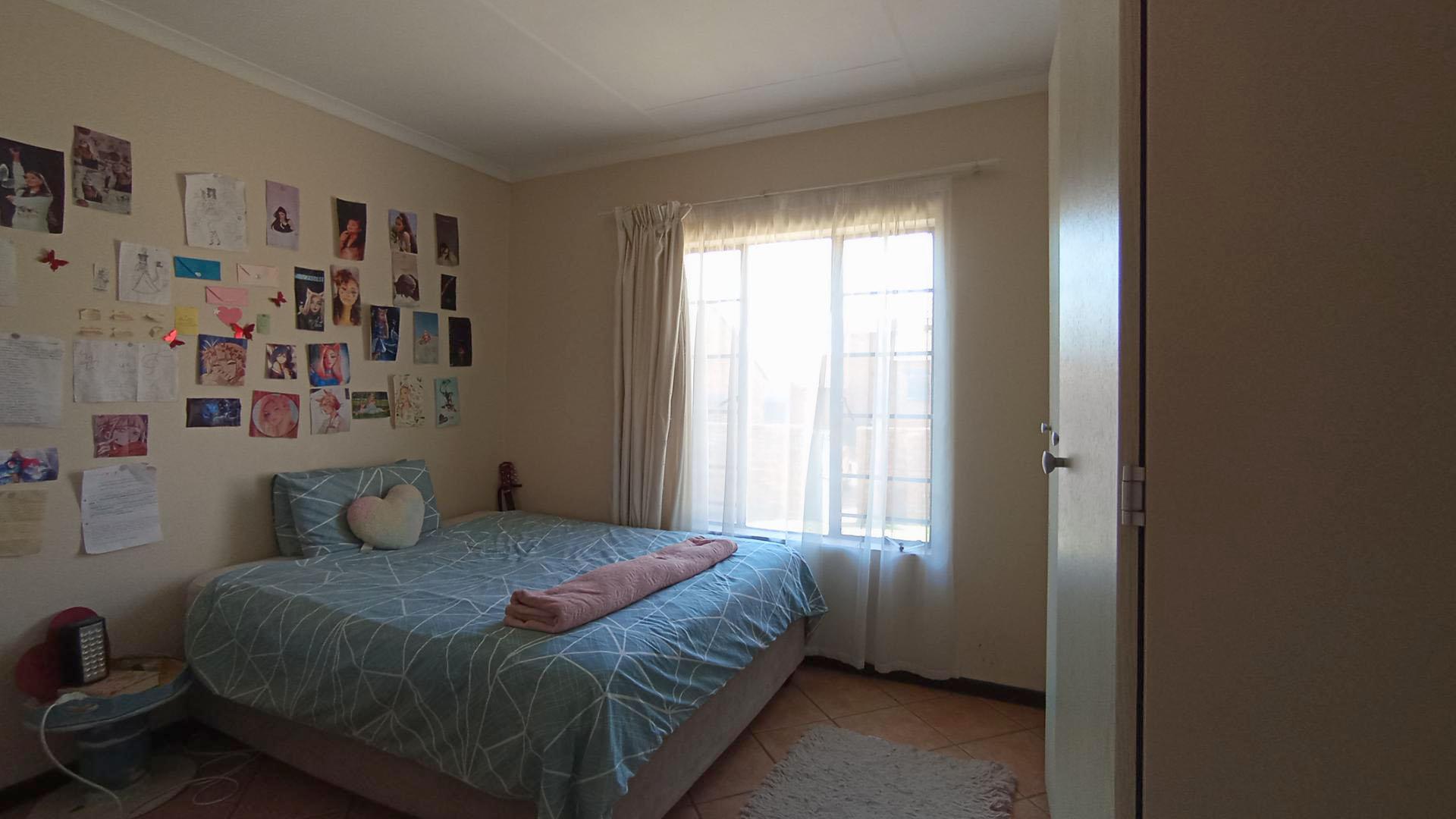 Bed Room 1 - 13 square meters of property in Mooikloof Ridge