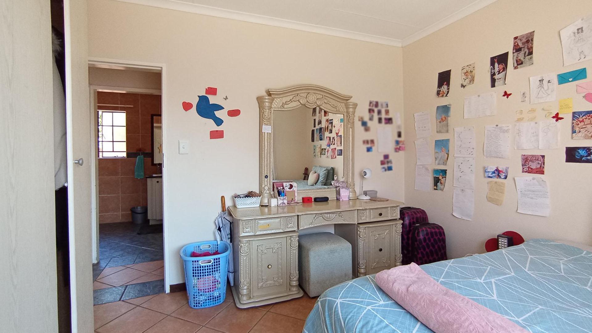 Bed Room 1 - 13 square meters of property in Mooikloof Ridge