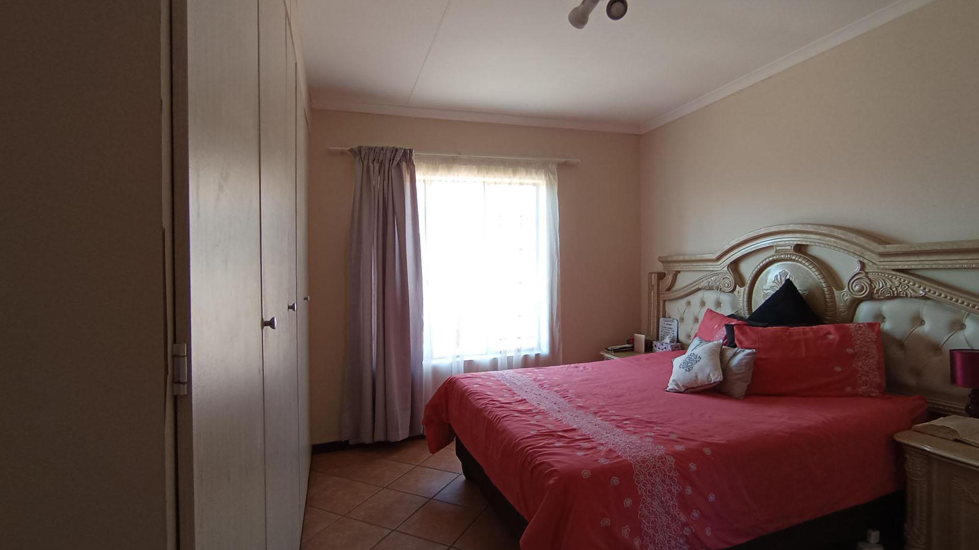 Main Bedroom - 15 square meters of property in Mooikloof Ridge